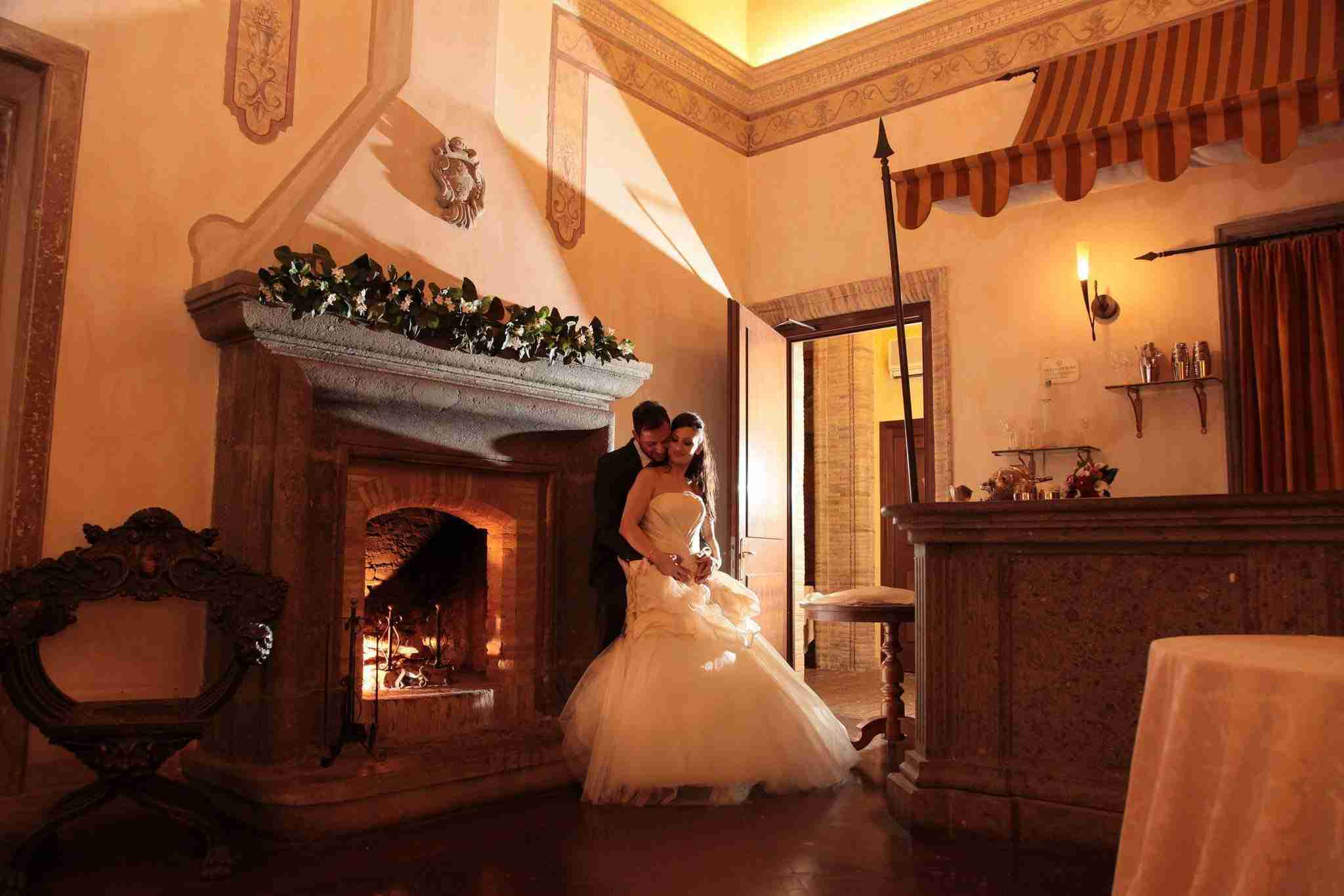 Matrimonio al Castello della Castelluccia, sala interna, camino