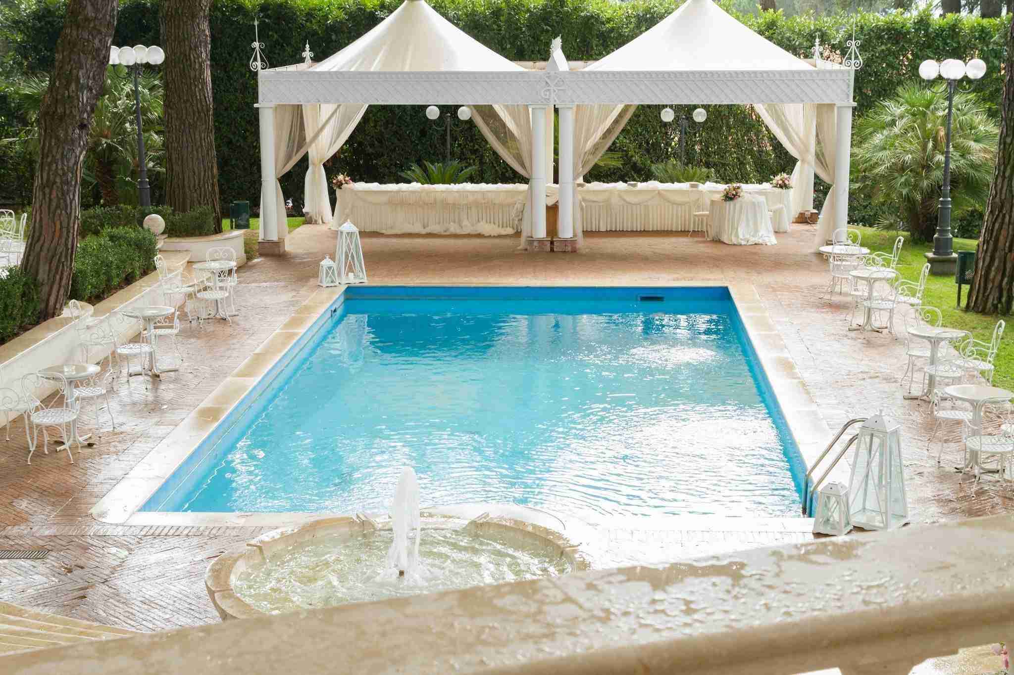 Matrimonio all'hotel villa Ferrata: esterno, giardino con piscina