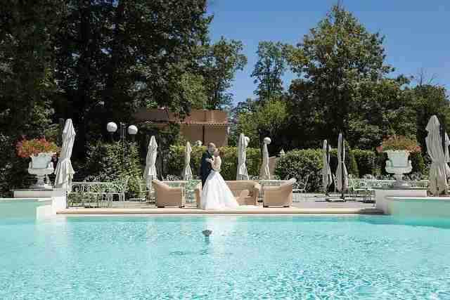 Matrimonio al ristorante la Foresta: Ricevimento all'esterno in giardino