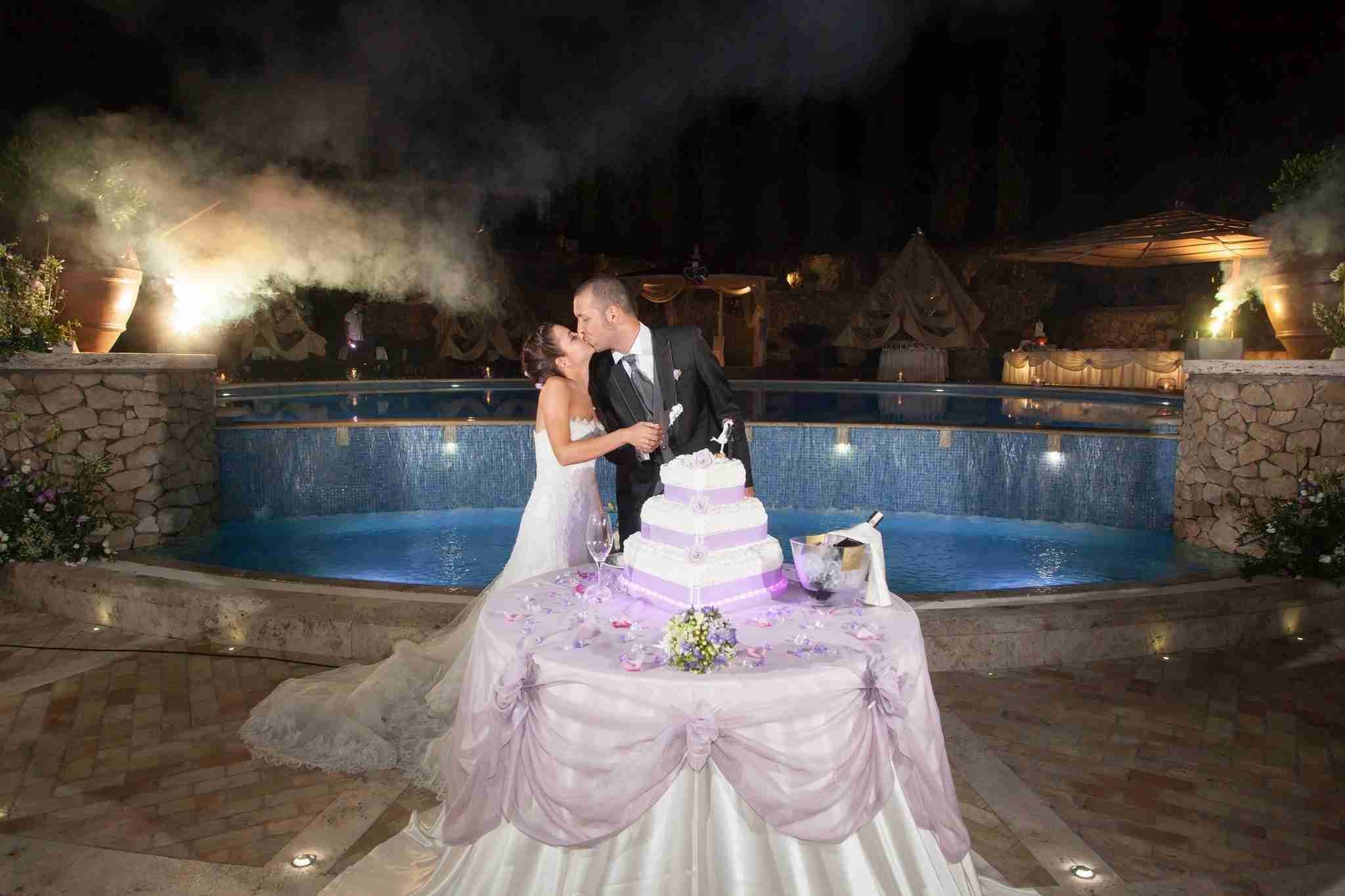 Matrimonio alla tenuta degli Alfei: Taglio Torta in giardino, piscina