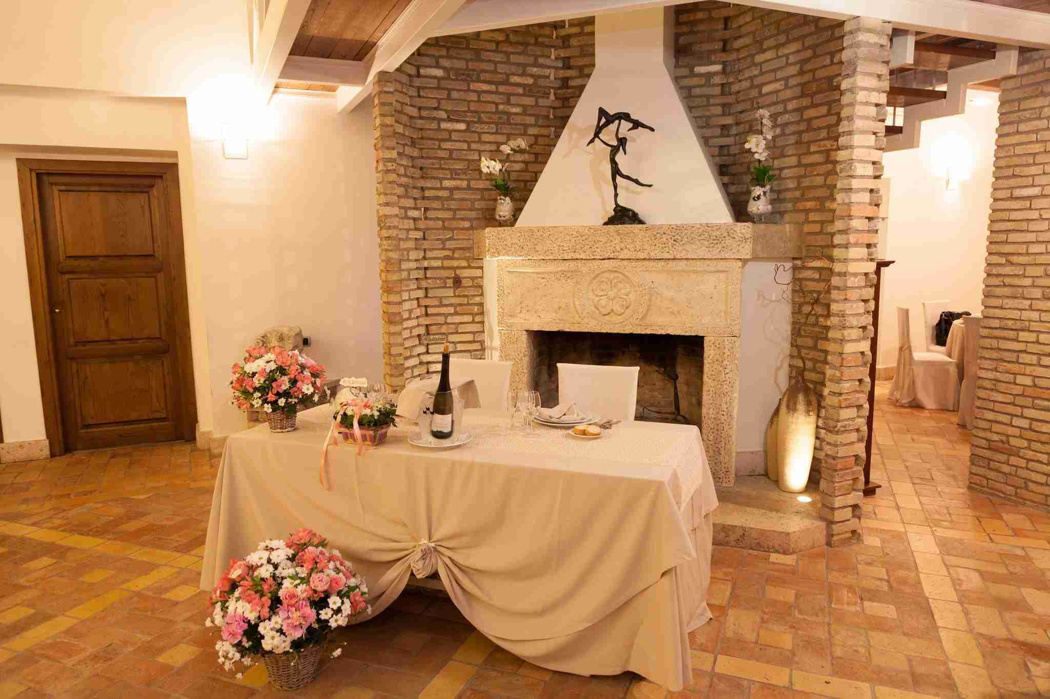 Matrimonio alla tenuta degli Alfei: Interno, camino