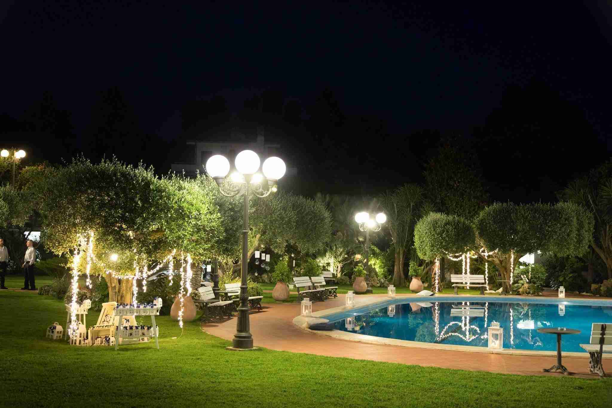 Matrimonio a Villa Cinardi: Esterno, giardino con piscina in notturno